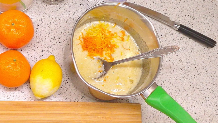 Цедру добавляем в яично-сахарную смесь.