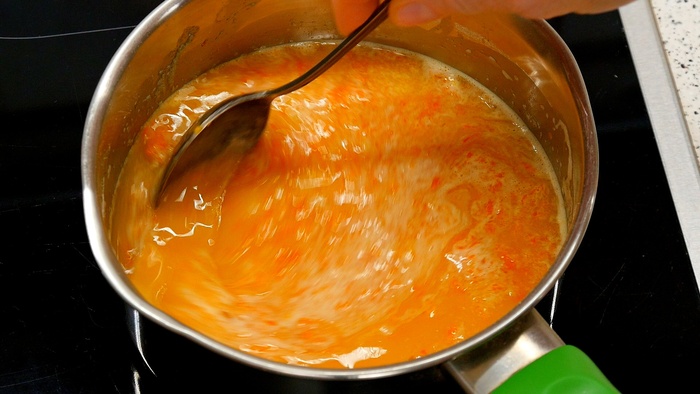 Ставим ковшик на плиту, включаем под ним средний огонь и, постоянно, непрерывно помешивая, варим наш крем до загустения.