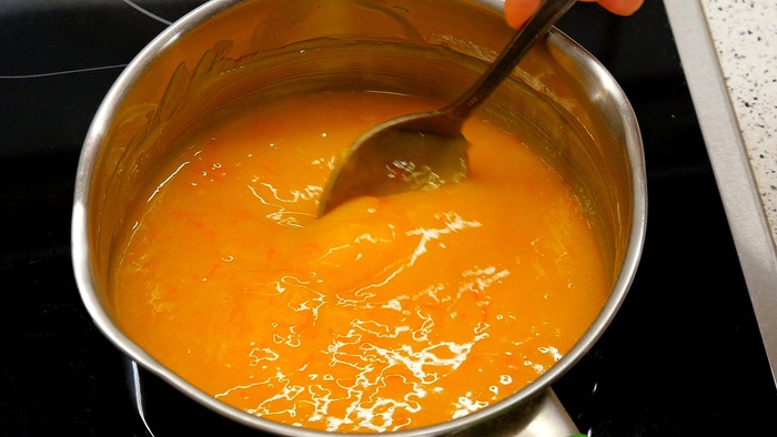 Ближе к загустению огонь под ковшиком можно немного снизить.