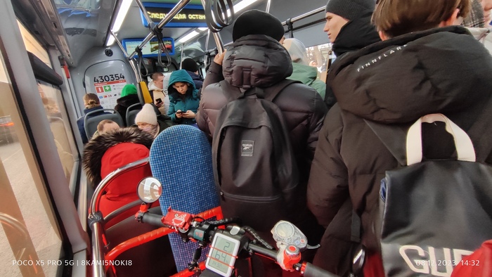 М-да, вот что бывает, когда транспорт плохо ходит... и это ещё будний день