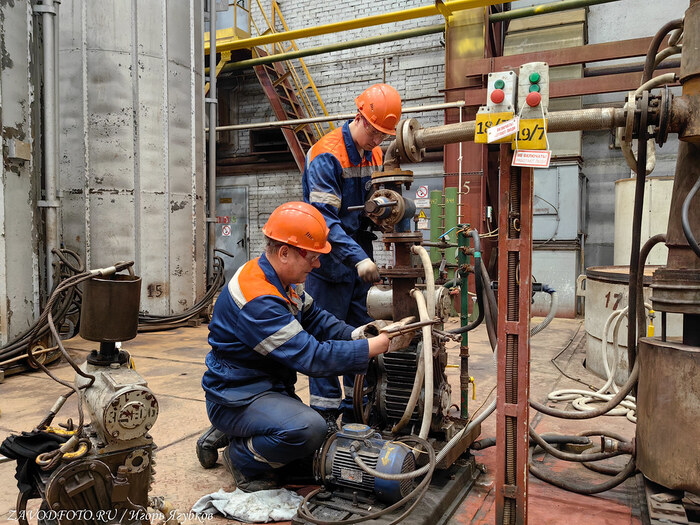 Из серии «Именно они делают Россию великой» / снято мной на Соликамском магниевом заводе