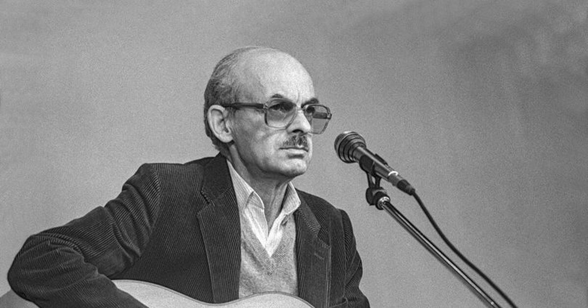 Б окуджава здесь птицы. Окуджава здесь птицы не. Окуджава здесь птицы не поют стих. Б Окуджава здесь птицы не поют история написание