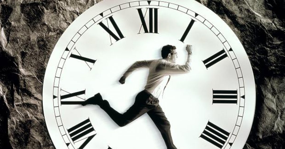 Привычный ход жизни. Человек с часами. Часы и время. Время бежит. Часы остановились.