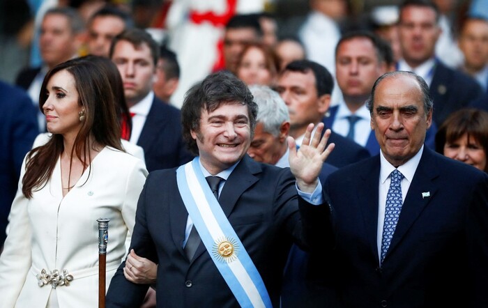 Хавьер Милей во время инаугурации сжёг флаг Аргентины