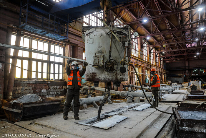 Из серии «Именно они делают Россию великой» / снято мной на Соликамском магниевом заводе
