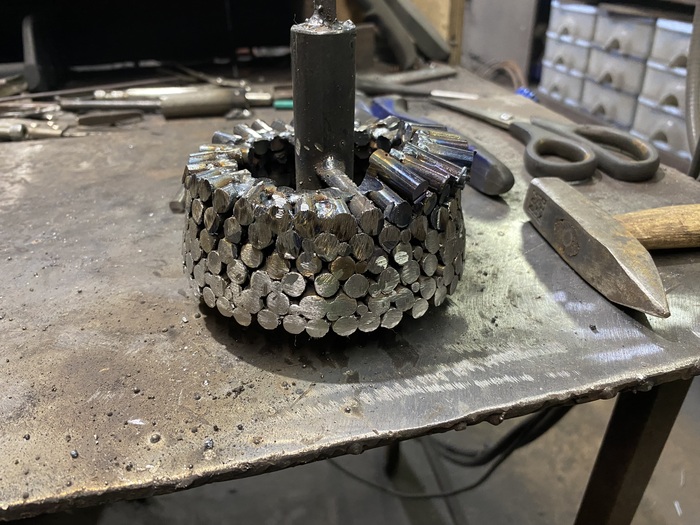 Пруток 6мм. Нарезаны по 4см. Прям много. Потом всё это долго сваривается и нудно обтачивается. Диаметр 9 см. Первоначальна начинал делать больше. Но на этапе четвёртого ряда понял что тупо не хватит железок. Так что решил сделать мини ёлку.