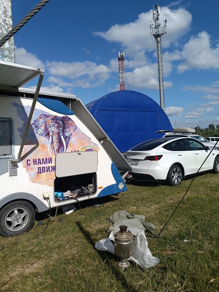 Тесла заряжается от автодома)