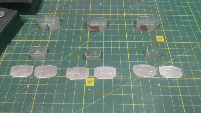 Вычерчиваем на металле и вырезаем наши детали