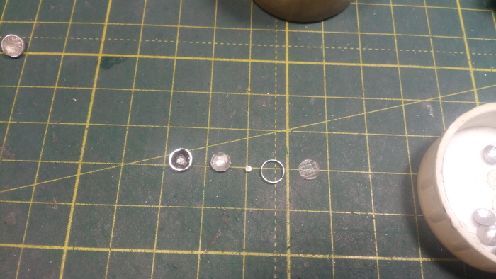 Одна фара состоит из 5 деталей (корпус, отражатель, имитация лампочки, ободок, стекло)