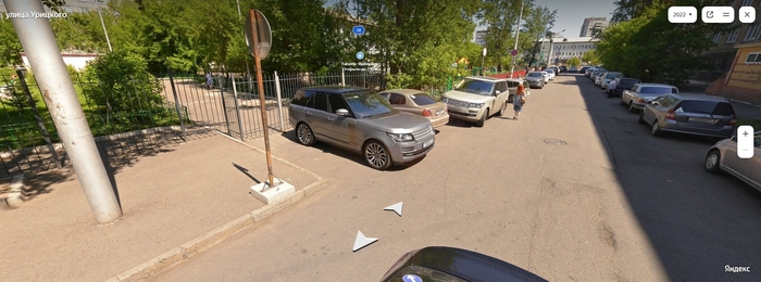 Общий вид на стихийную парковку под закрытыми воротами