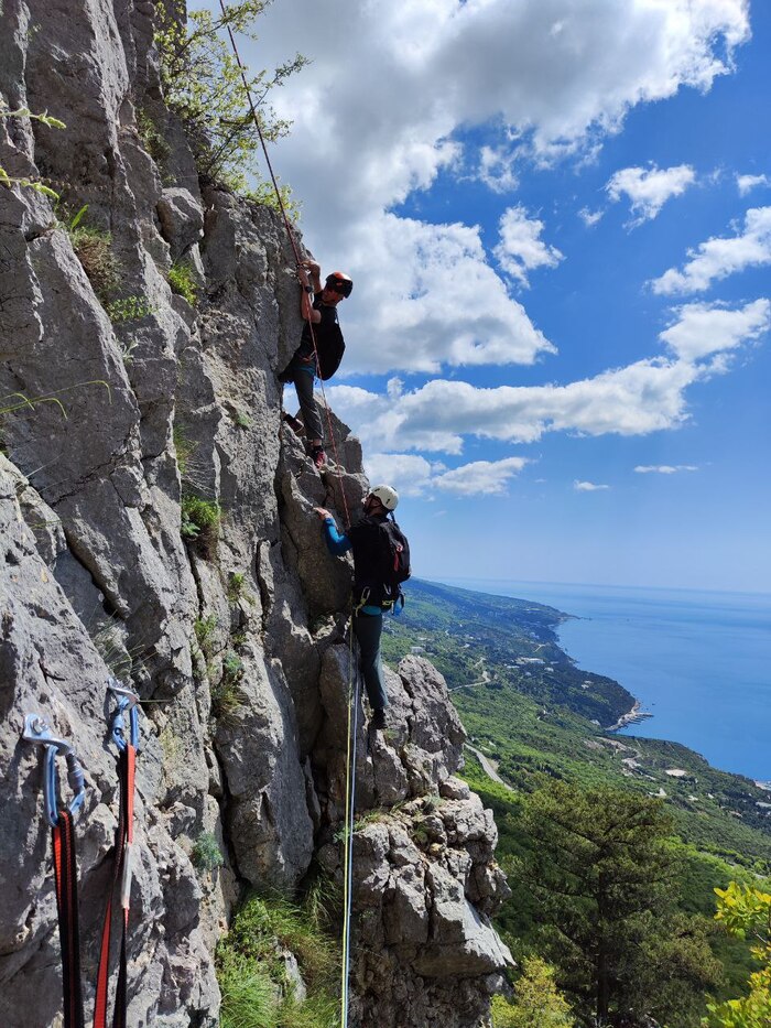 Движение от R1 к R2 по гребню
