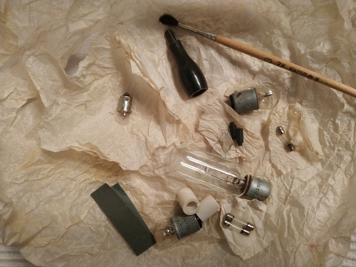 Лампочки, предохранители, угольные щетки, кусочек мелкозернистой наждачной бумаги положили. Видимо для зачистки контактов.