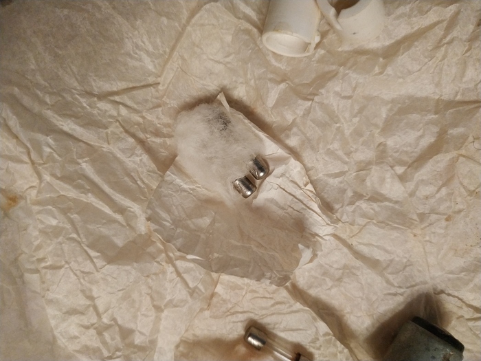 Предохранители заботливо замотаны в вату, чтоб не раздавили.