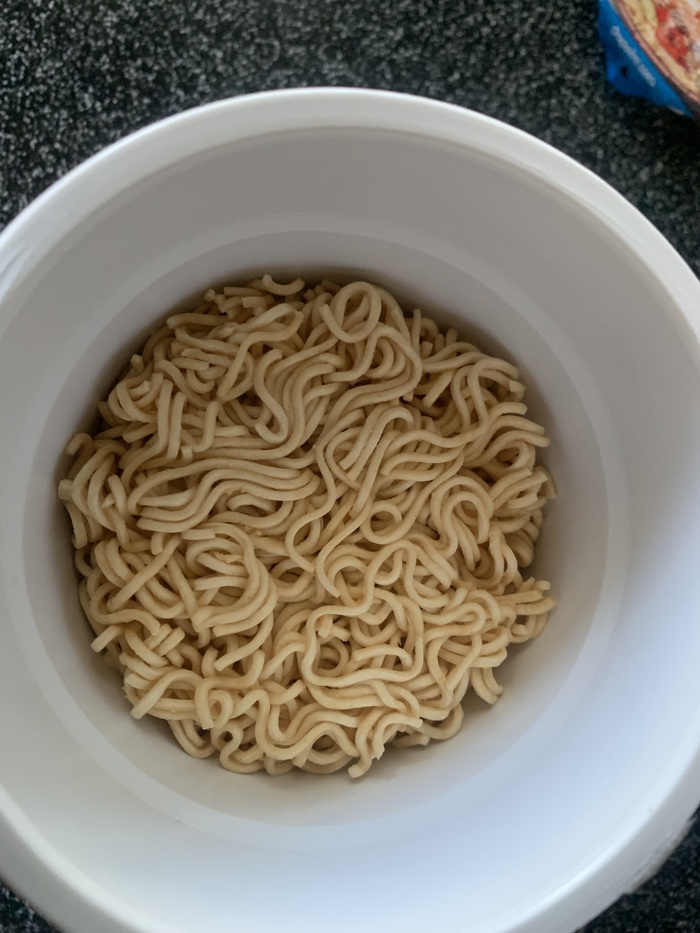 Лапша выглядит весьма пристойно, как у той же МАМА или КОКА, обе являются классикой бэпэшек, и мною горячо любимы