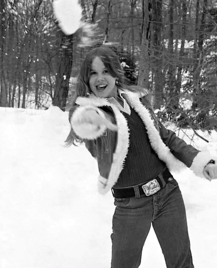 Линда Блэр играет в снежки