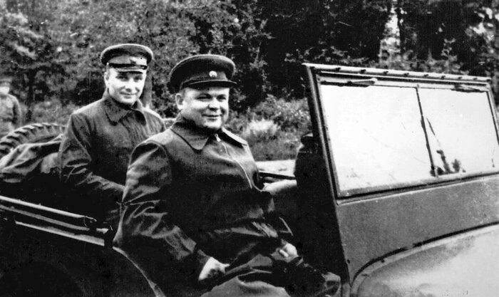 Курская дуга. Командующий Воронежским фронтом генерал армии Н.Ф. Ватутин объезжает войска, 1943 год.