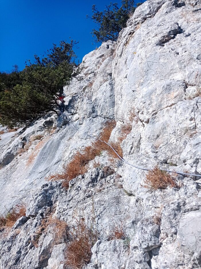Сложный переход по стеночке к первому можжевельнику