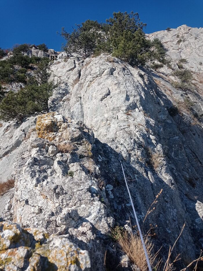 Станция R2 на верхнем можжевельнике на удобной полке. Вид с гребня не доходя R1