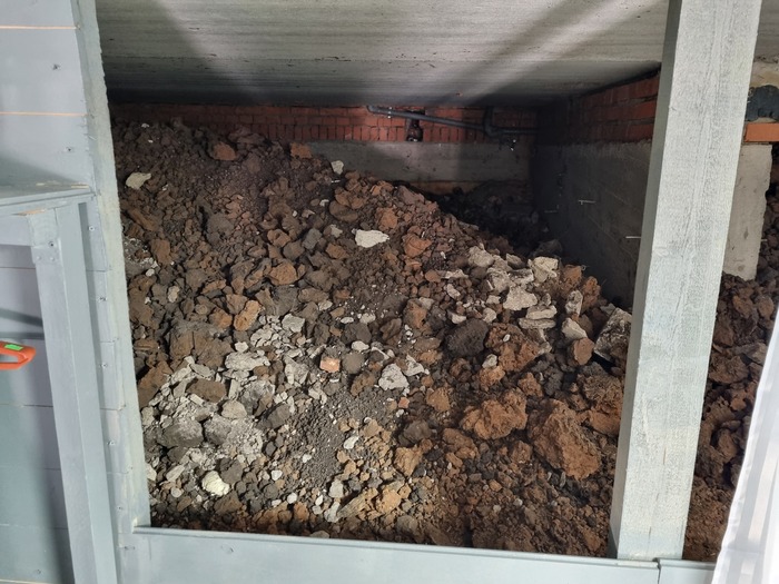 Земля в смежных помещениях подвала теперь под самым потолком