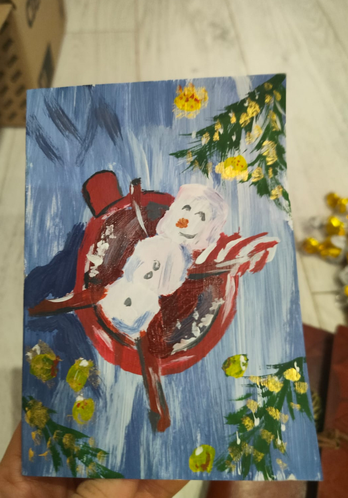 Спа-снеговик. Смотрите, он лежит на плюшке-шезлонге, и его несет в море снежного счастья