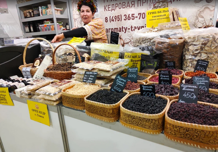 Сущеные и вяленные ягоды я покупала на другой ярмарке, добавляю их в чай. Мне очень понравились черника и клюква