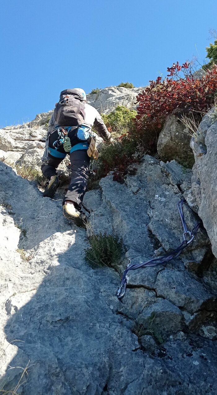 Движение от R4. Станция на двух шлямбурах, либо на "песочных часах" чуть выше