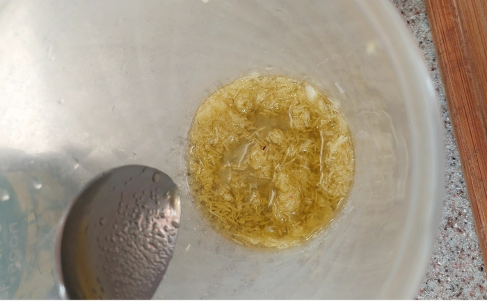 В оригинальной версии чеснок размельчают в кашицу в ступке.