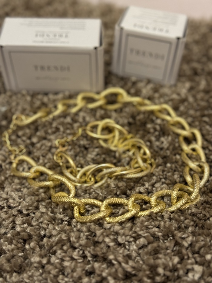 Подарок в целом. Не хватает снеговика на елку, младший ребёнок не выпускает его из рук.