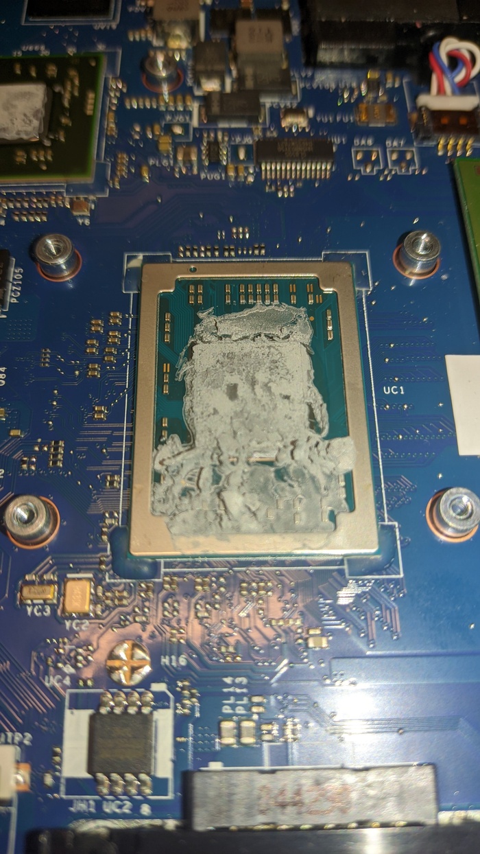 Термопасту как будто ложкой накладывали