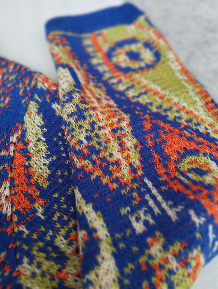 Оранжевая пряжа фактурная.