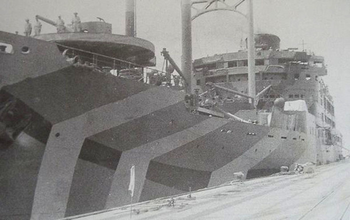 Вспомогательный крейсер Hokoku Maru. Сверху можно заметить 140-мм орудие