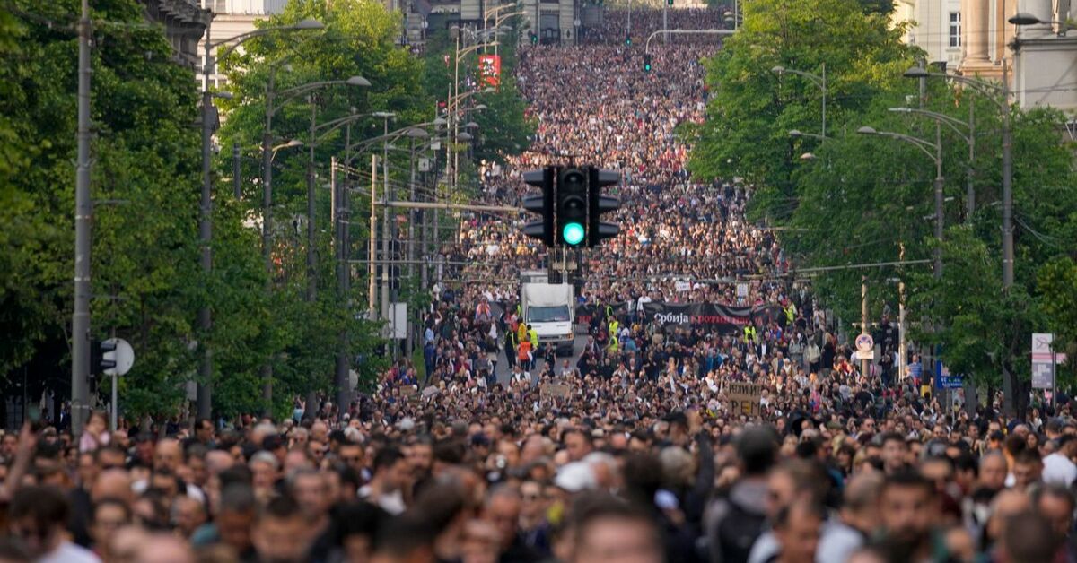 Белград люди. Протесты в Белграде. Митинг в Сербии. Сербия люди.