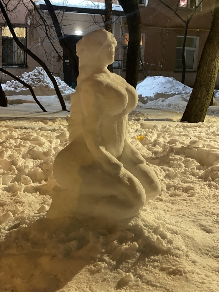 Встретила эту Венеру во дворе. Браво автору, очень порадовал)