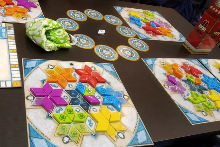 «Azul. Летний Дворец» (изображение с сайта <!--noindex--><a href="https://pikabu.ru/story/top_100_nastolnyikh_igr_ot_mistera_lisa_2521_mesta_10941956?u=http%3A%2F%2Fboardgamegeek.com&t=boardgamegeek.com&h=9d63b2cdc996790a2ec86c4155af2e2ef2a3d62a" title="http://boardgamegeek.com" target="_blank" rel="nofollow noopener">boardgamegeek.com</a><!--/noindex-->)