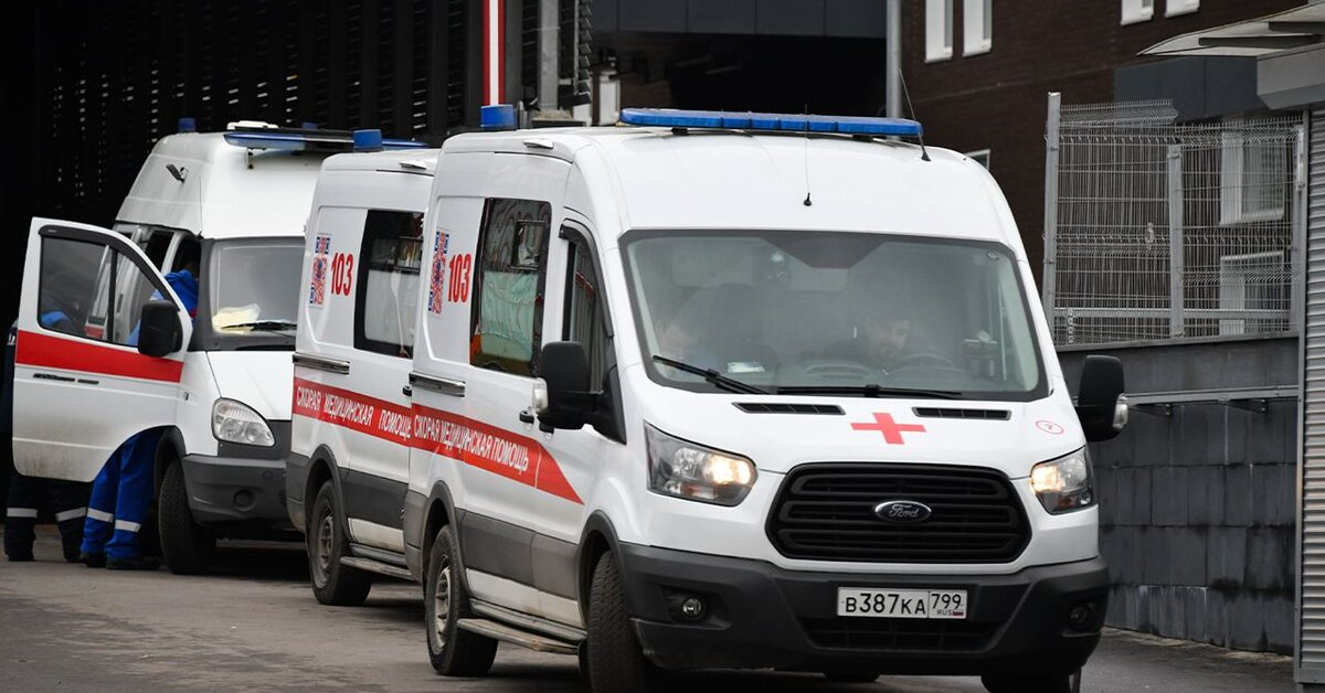 в москве скорые с пневмонией. фельдшера в вольске. санкт петербург ковид больница. служебная медицинская машина камаз с красным крестом флюограф. перевозки михаил псков.