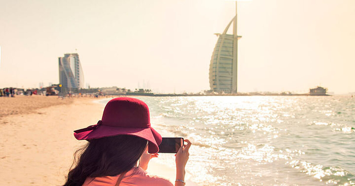 Дубай можно ли в шортах. Девушки ОАЭ. Дубай пляж девчонки. Дубай девушки на пляже. Одежда в Эмиратах для девушек туристов.