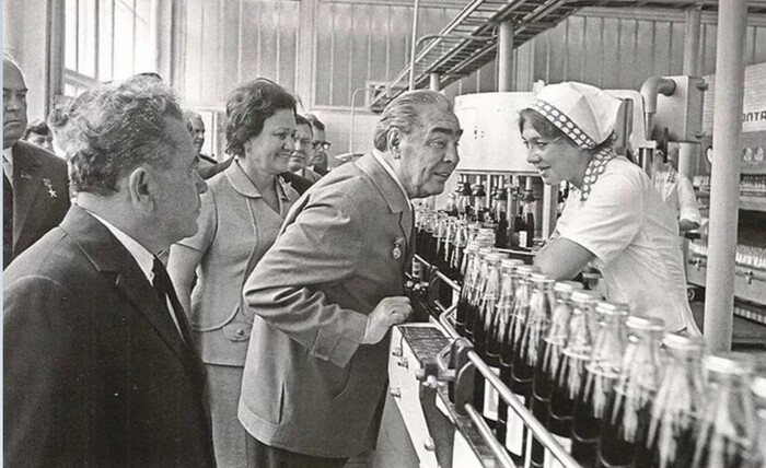 Лето 1974, Л.И. Брежнев в Новороссийске, на первом в СССР заводе Pepsi