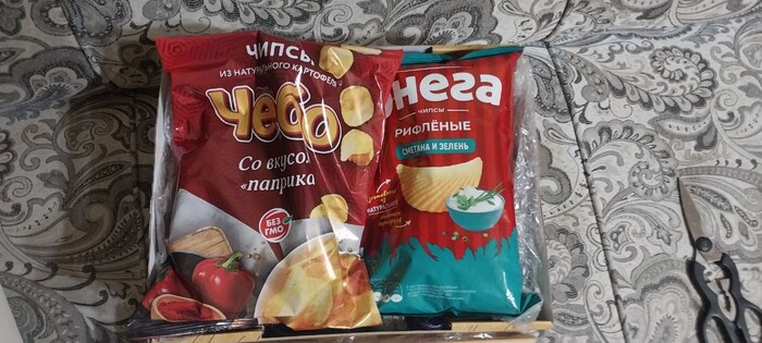 Внезапно нас встречают чипсы) Под пиво потом заценим) У нас вроде в городе таких не видел)
