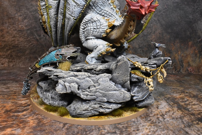 Ворон на заднем плане ждет своей добычи.