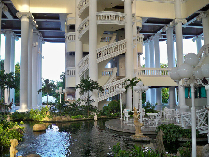 Пруд с рыбами.