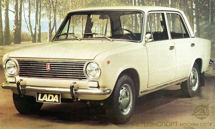 Внешне ВАЗ-2101 «Жигули» отличался от FIAT 124 ручками дверей и бамперами. Зато дизайн фирменного знака повторял итальянский.