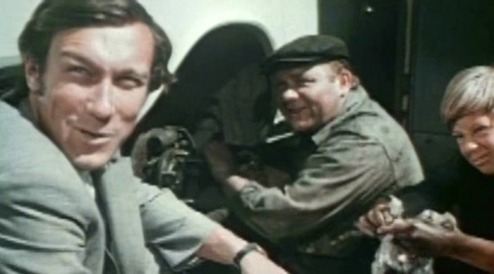 В фильме 1972 года «Гонщики» слесарь, он же заводской гонщик, в выходные помогал с ремонтом соседских машин. Примерно так оно и было.
