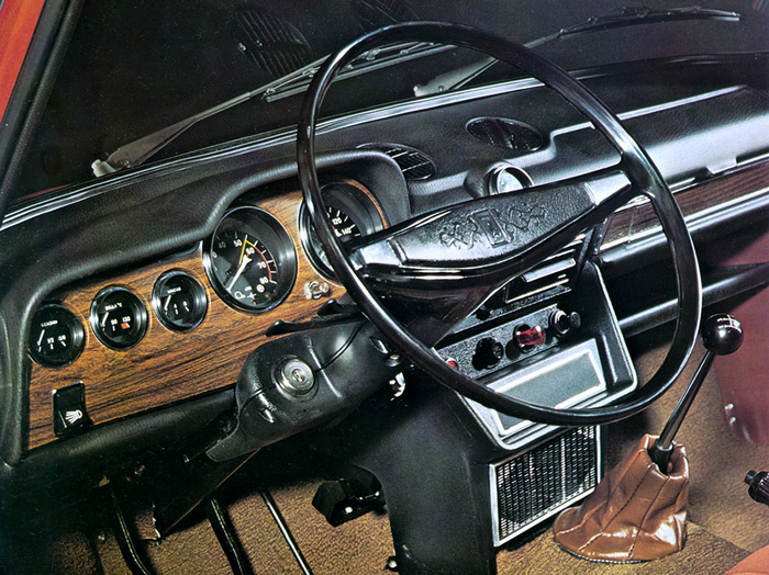 Интерьер ранней «шестерки» с отделкой под дерево.