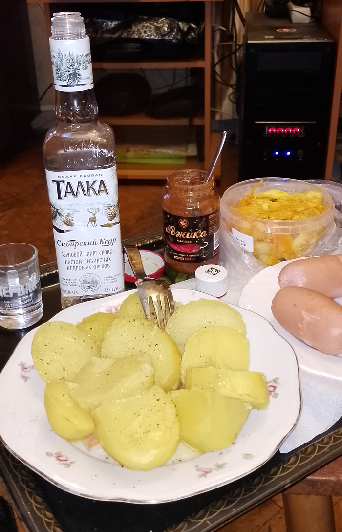 Картошечка хороша! Там ещё капуста корейская.