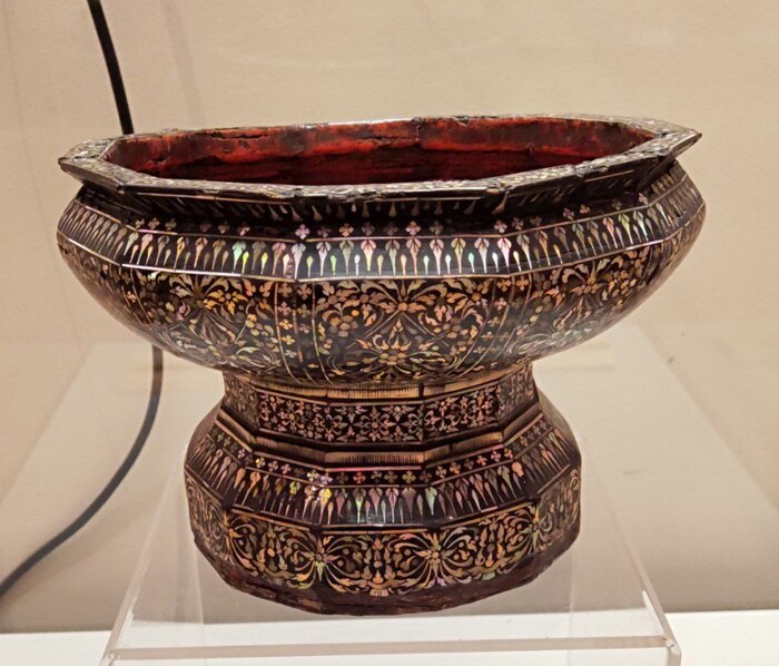 Чаша для подношений таок, украшенная инкрустацией перламутром