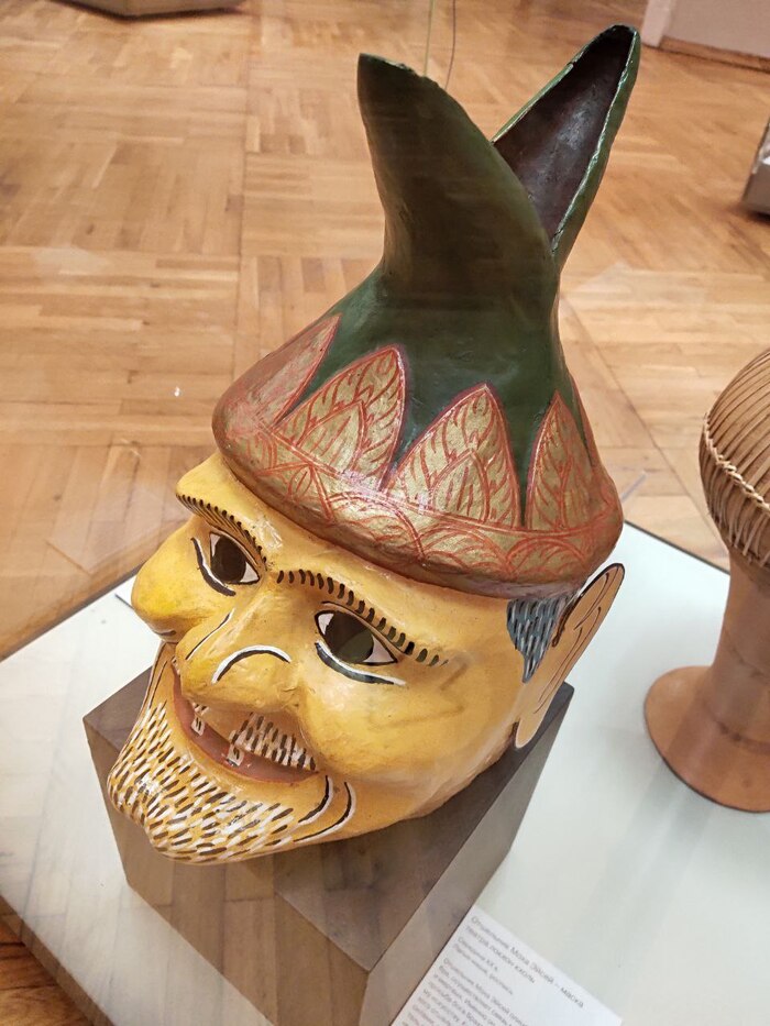 Отшельник Моха Эйсэй, олицетворение сил добра, осуществляет связь между миром живых и мертвых.