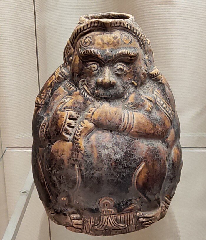 Сосуд в виде Ханумана, кусающего змею. Глина, глазурь. (X - XI вв)