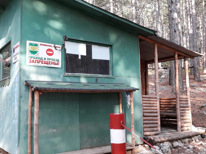 У этого домика поворачиваем направо