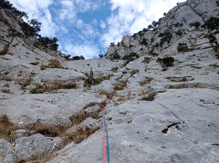Движение от R4 к R5. Вид на R5. Веревка в шлямбур левее пня не простегнута.