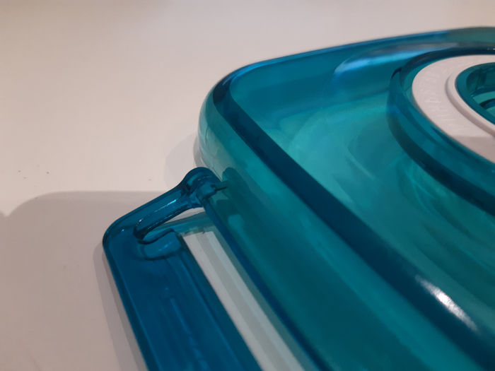 Вся крышка держится на 1мм пластика.